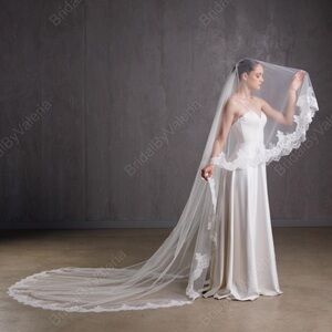 Graceful White Lace Bridal Veil